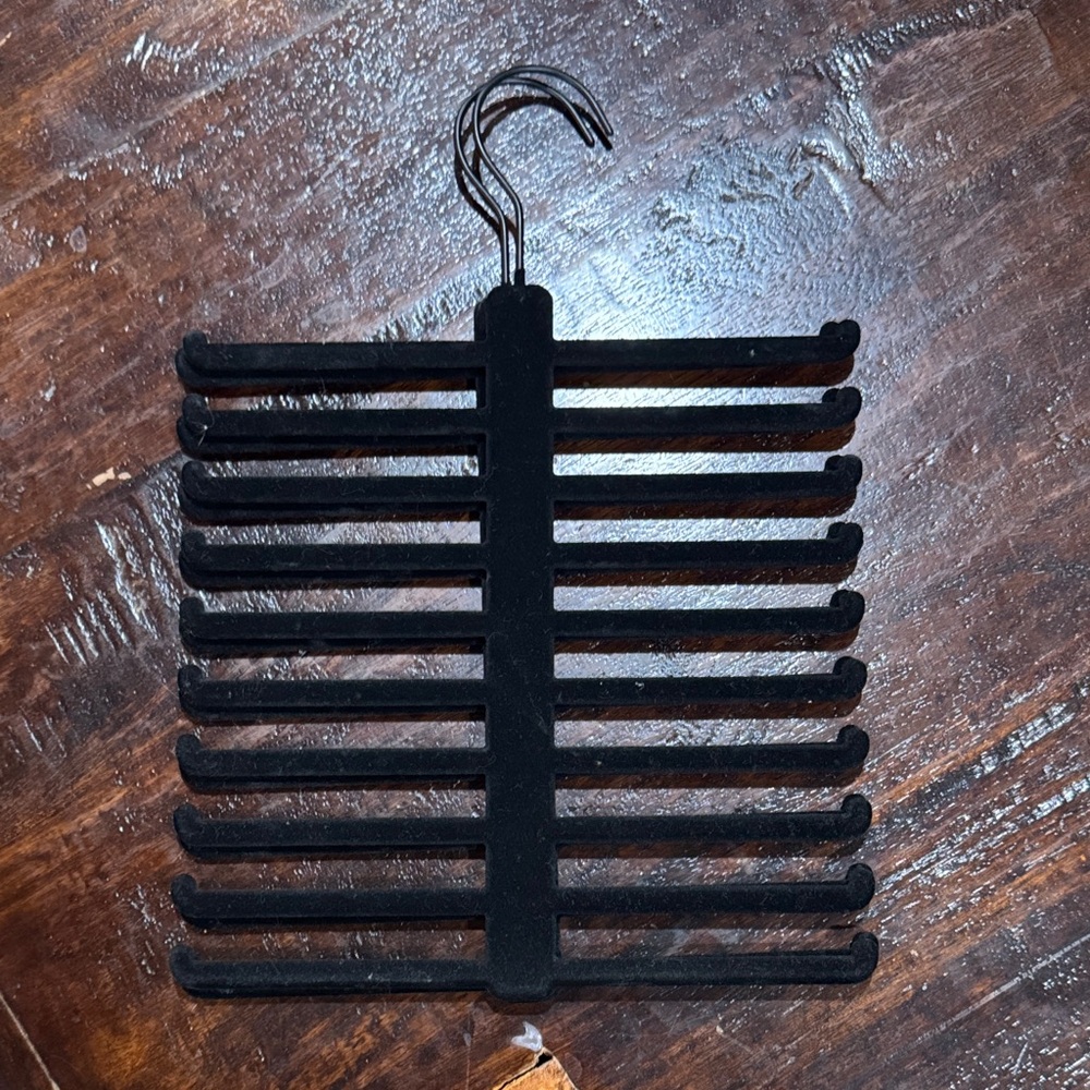 Amazon Essentials Black Velvet tie Hangers - Picture 2 of 2